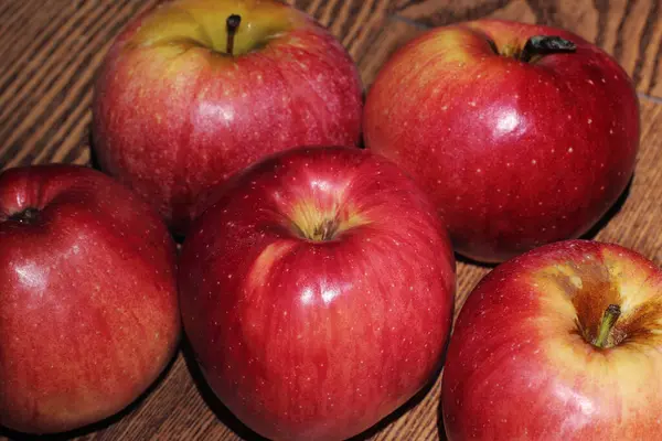 Röda Äpplen Med Rik Färg Träytan Närbild — Stockfoto