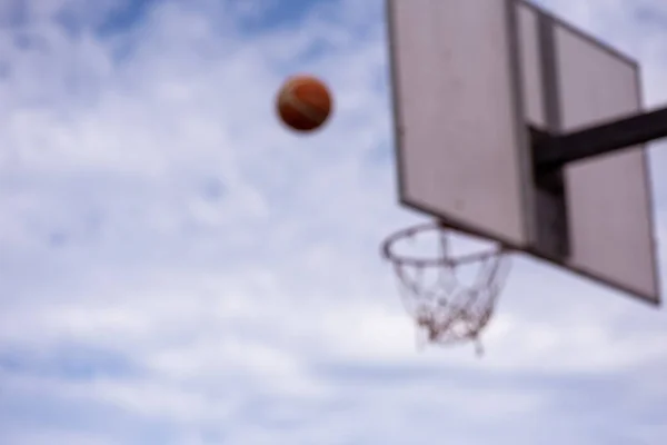 Verschwommenes Bild vom Basketball auf dem Weg zum Korb — Stockfoto