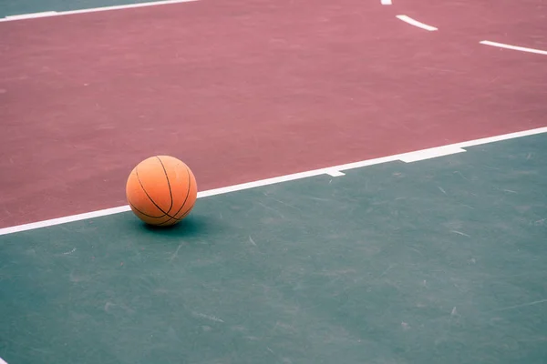 Basketbalveld op lege baan — Stockfoto