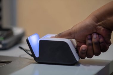 Okuyucuda parmak taraması yapılıyor 