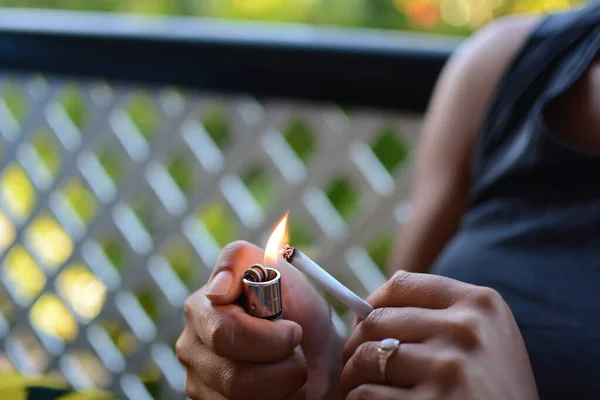 Mulher prestes a fumar um cigarro — Fotografia de Stock