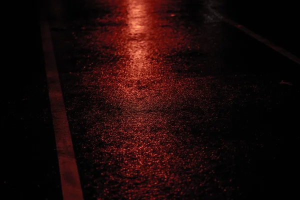 Luce rossa che si riflette fuori strada di notte — Foto Stock