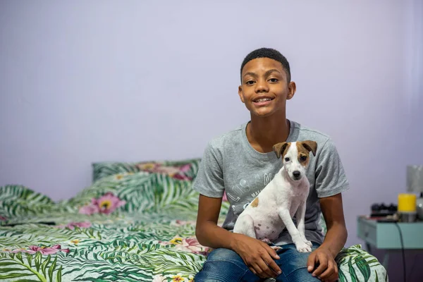Junge mit Hund auf dem Bett — Stockfoto
