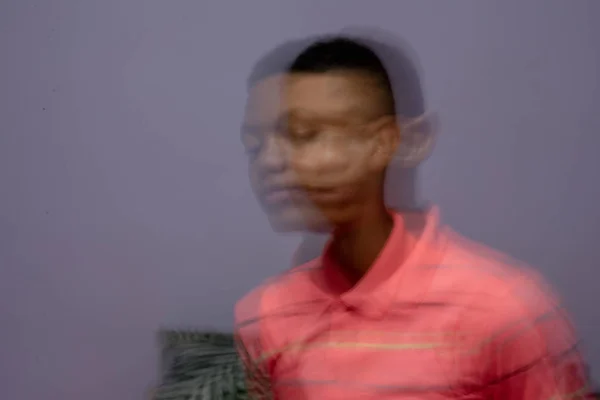 Porträt mit Bewegungsunschärfe eines an Depressionen leidenden jungen Mannes — Stockfoto