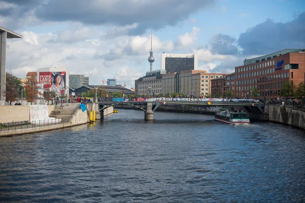 Rzeka Szprewa biegnąca wzdłuż parlamentu w Berlinie z wieżą telewizyjną w tle — Zdjęcie stockowe