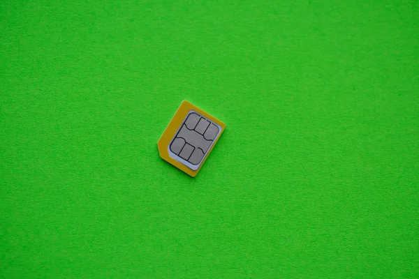 Primer plano de micro simcard aislado sobre fondo verde — Foto de Stock