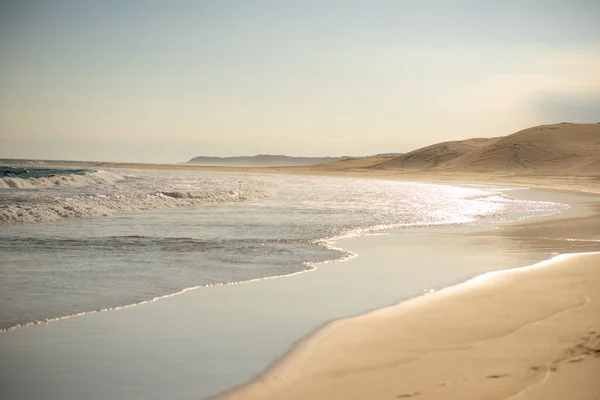 Paisaje plano de la costa con olas rompiendo — Foto de Stock