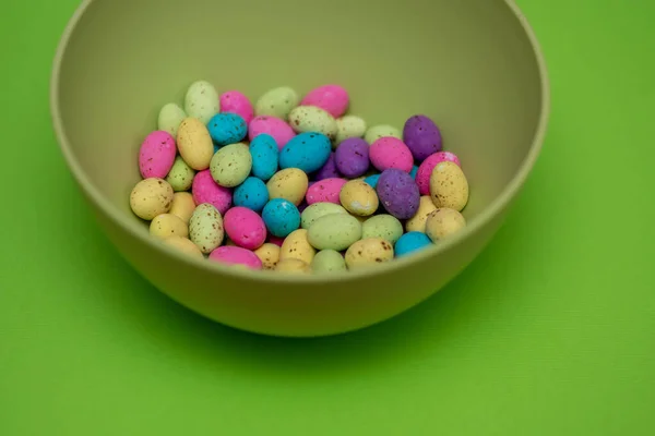 Huevos de Pascua en tazón verde —  Fotos de Stock