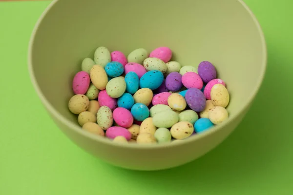 Surtido de coloridos huevos moteados en un tazón —  Fotos de Stock