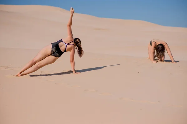 ビーチで運動する2人の若い女性 — ストック写真