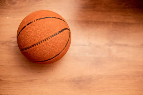 Basketball gegen Hartholzboden von oben geschossen — Stockfoto