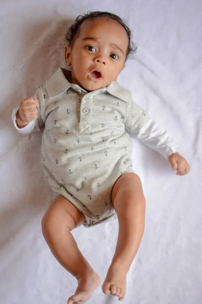 Lindo bebé acostado en la cama tiro desde un ángulo alto —  Fotos de Stock
