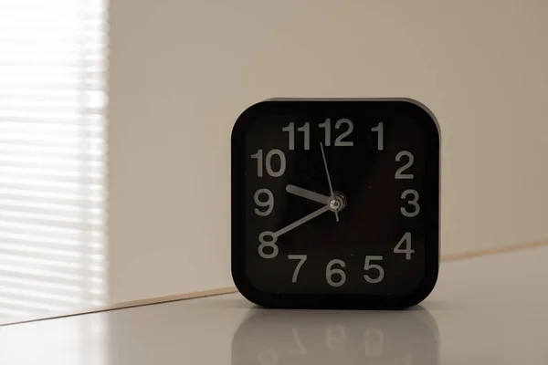 Schwarze Uhr isoliert vor weißem Hintergrund — Stockfoto