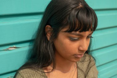 Yeşil arka planda genç bir kadın