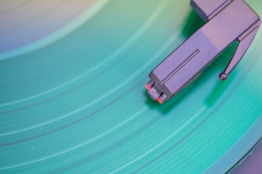 Vinil plaktaki iğnenin yakın çekim görüntüsü