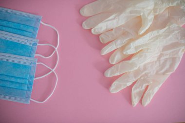 Maske ve lateks eldivenler renkli arka planda izole edilmiş