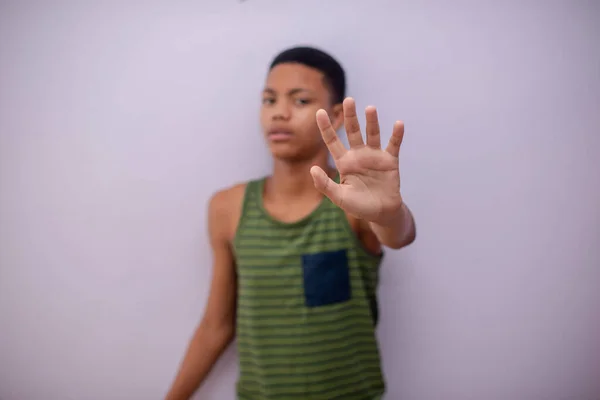 Teenager gestikuluje rukou ne — Stock fotografie