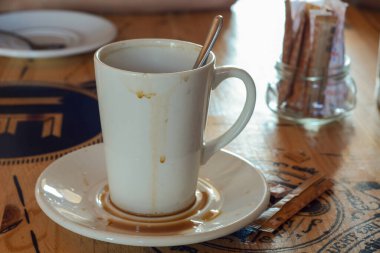 Arka planda şeker olan kirli boş bardak