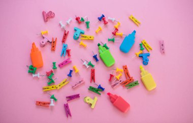 Pembe arka plana karşı çeşitli renkli nesneler