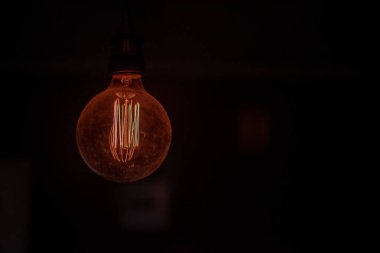 Karanlık odada fotokopi alanı ile parlayan ampul