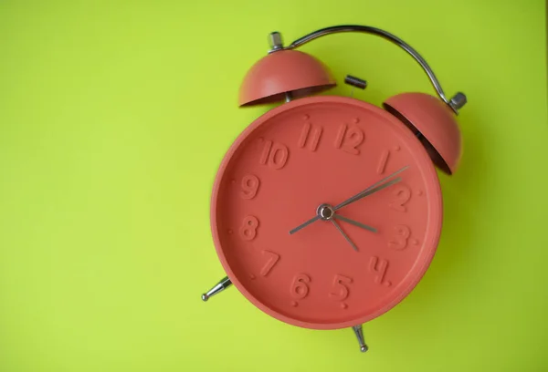 Reloj analógico aislado contra fondo amarillo disparado desde arriba —  Fotos de Stock