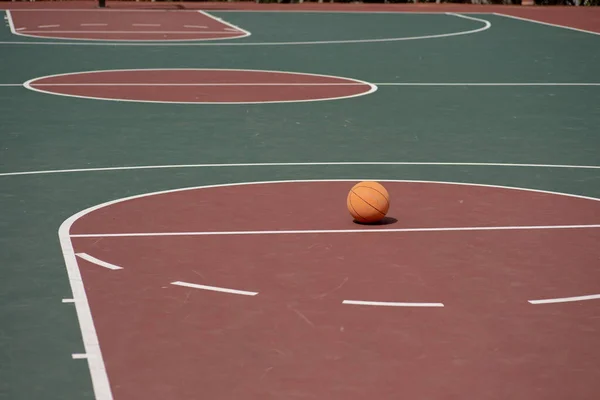 Basketbal op vrije werplijn en lege baan — Stockfoto