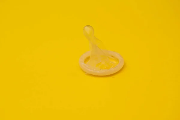 Kondom isoliert vor gelbem Hintergrund — Stockfoto