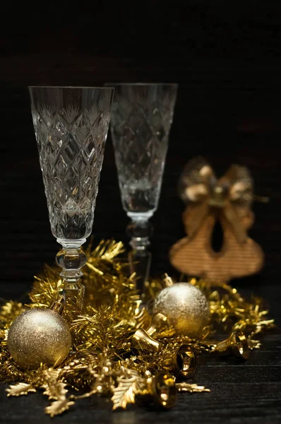 Złote Kulki Świąteczne Dzwony Kryształowe Okulary Ciemnym Tle — Zdjęcie stockowe