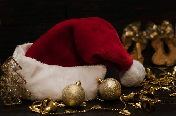 Sombrero Santa Claus Rojo Bolas Navidad Doradas Campanas Sobre Fondo — Foto de Stock