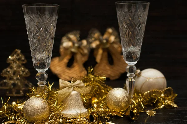 Boules Noël Dorées Cloches Verres Cristal Sur Fond Sombre — Photo