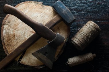 Tahta saplı demir balta ve hummer, bir kütüğün üzerinde, üst manzara
