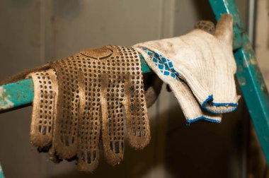 Pamuklu eldivenler bahçe ya da garajdan sonra kirlenir. Metal bir çubuğa tutun. çift.