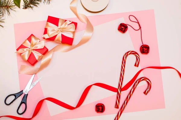 Composição de Natal. Presente de Natal, caramelo, pinhas, em fundo rosa. Flat lay, vista superior, espaço de cópia — Fotografia de Stock