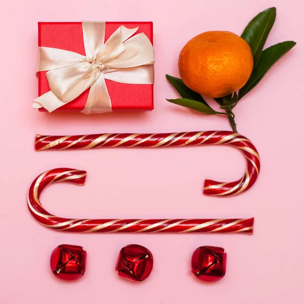 Composição de Natal. Presente de Natal, caramelo, pinhas, em fundo rosa. Flat lay, vista superior, espaço de cópia — Fotografia de Stock