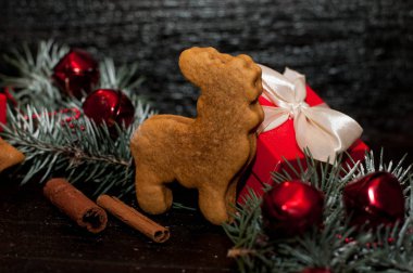 Noel arkaplanı şenlikli dekorasyon, kurabiye, zencefilli ekmek ve ladin dallarıyla