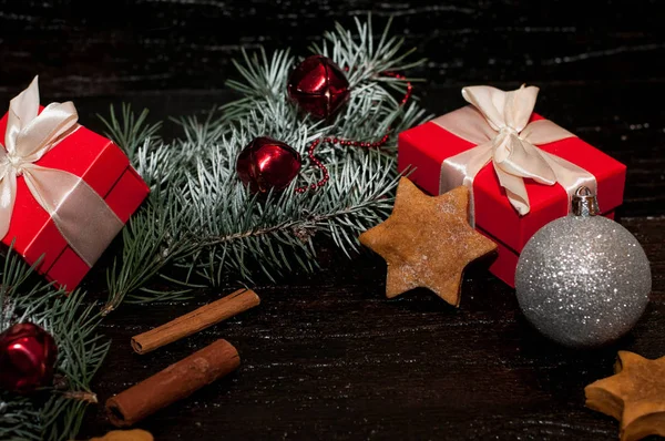 Natal fundo escuro com decoração festiva, biscoitos, pão de gengibre e ramos de abeto — Fotografia de Stock