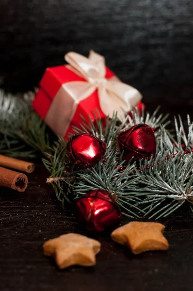 Fond sombre de Noël avec décoration festive, biscuits, pain d'épice et branches d'épinette — Photo