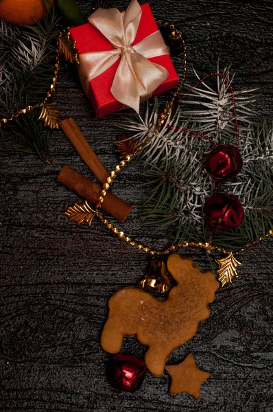 Natal fundo escuro com decoração festiva, biscoitos, pão de gengibre e ramos de abeto vista superior, espaço para texto — Fotografia de Stock