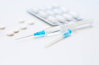 Beyaz arka planda tabletler. Sağlık için uyuşturucu ya da ilaçlar, hastane ya da klinik için pankart.