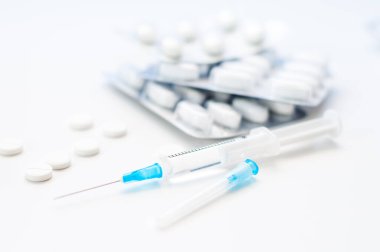 Beyaz arka planda tabletler. Sağlık için uyuşturucu ya da ilaçlar, hastane ya da klinik için pankart.