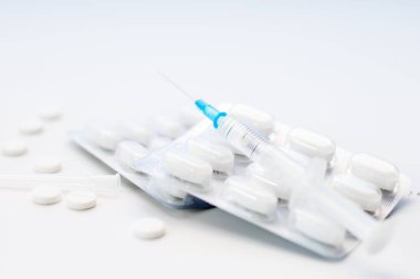 Beyaz arka planda tabletler. Sağlık için uyuşturucu ya da ilaçlar, hastane ya da klinik için pankart.