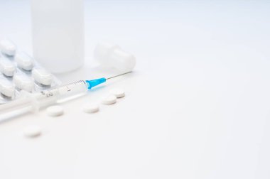 Beyaz arka planda tabletler. Sağlık için ilaç ya da ilaç, hastane ya da klinik için pankart. Metinler, tasarımcılar ve gazeteler için boş alan