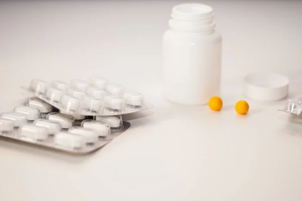 Beyaz arka planda haplar ve vitaminler. Sağlık için ilaçlar, hastane ya da klinik için pankart