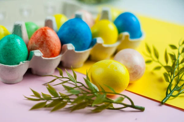 Oeufs Pâques Colorés Sur Fond Rose Jaune Carte Pâques Avec — Photo