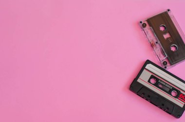 Retro arkaplan ya da afiş. Çok renkli pembe arka planda kasetler. Metin için boşluk