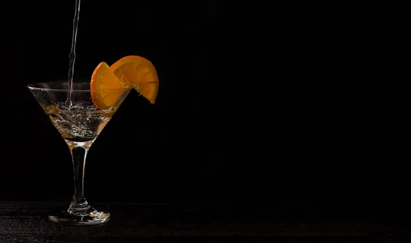 Ein Martini Glas Auf Schwarzem Hintergrund Cocktail Mit Orangen Martinis — Stockfoto
