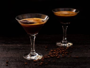 Siyah arka planda alkol camı. Tasarımcılar için yatay pankart