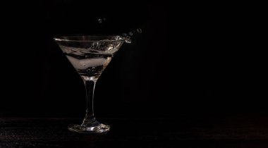 Siyah arka planda alkol camları. Bir tutam kokteyl. Tasarımcılar için pankart