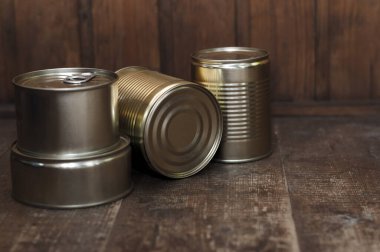 Ahşap bir arka planda teneke kutular. Tasarımcılar için boş. Ücret zammı