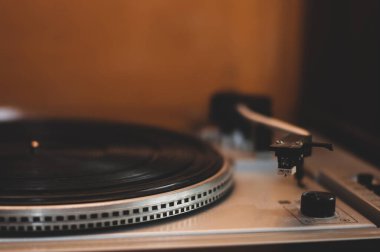 Retro-stil. Klasik yakın çekim tedavisinde vinil plak çalar. Zamanda geriye. 20. yüzyıl